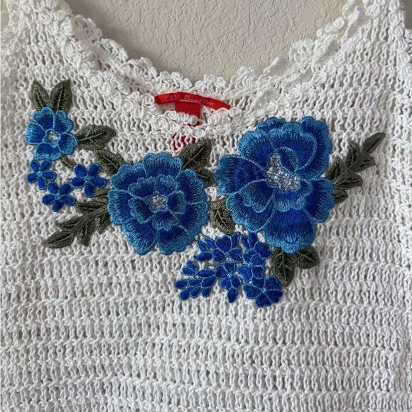 Chelsea & Violet White Crocheted Lace Boho Tank Top Embroidered Roses Sz M Y2K - Picture 3 of 5
